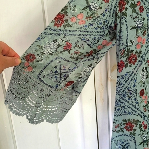 Mason & Belle Laria Crochet Trim Open Front Duster Top - Picture 2 of 11